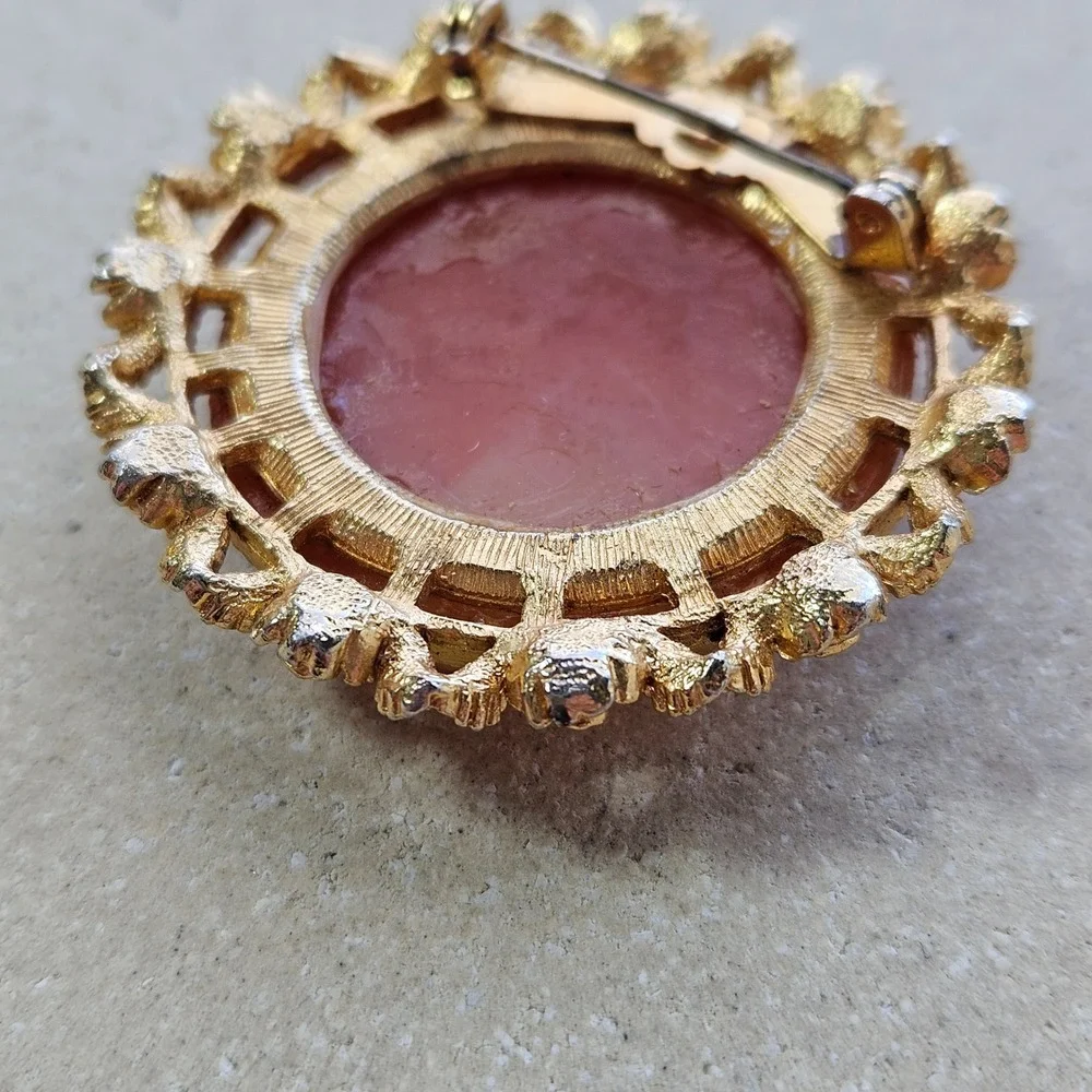 Vtg 60s 70s Cancer Zodiac Crab Cameo Brooch Gold Tone Nautical Pink Salmon Pin - Picture 5 of 5